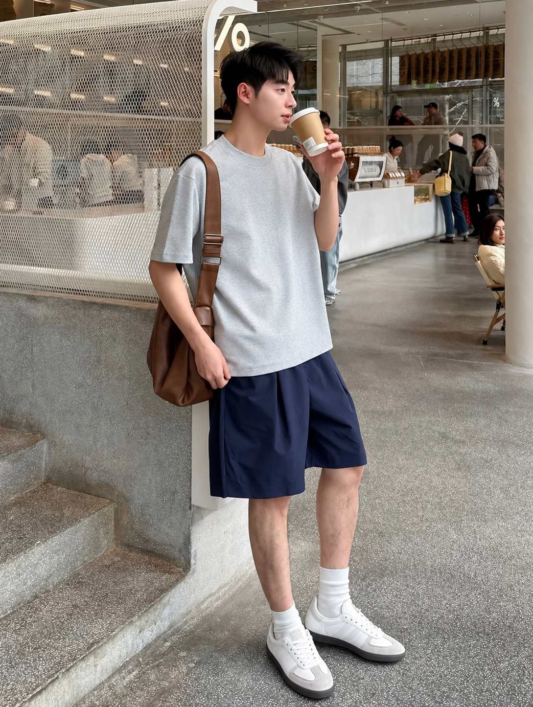 Áo thun xám trơn vừa gọn phối short suông và sneaker cổ thấp