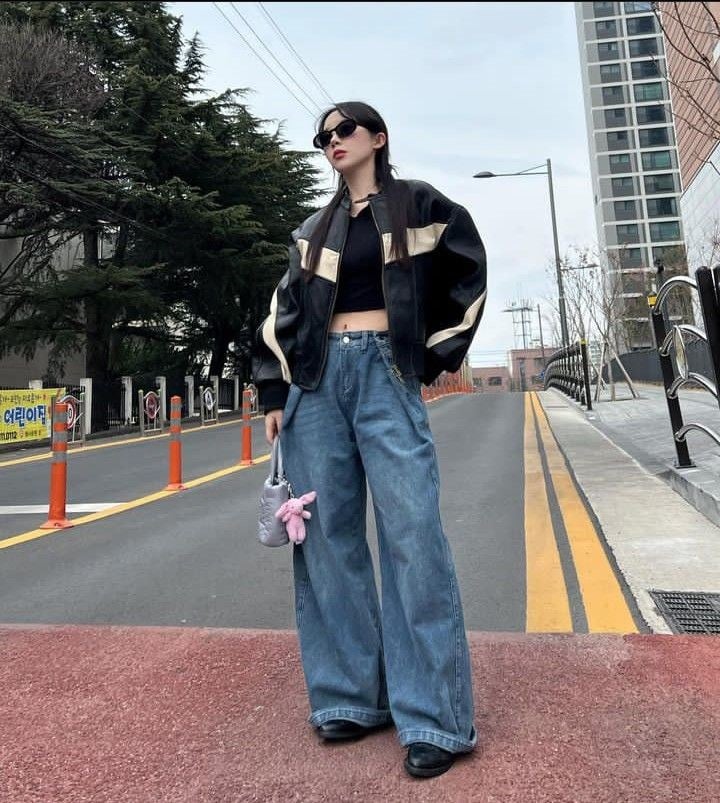 Jeans ống rộng phủ ngoài boots đen cổ thấp