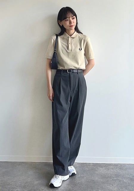 Polo kem, quần suông xám và sneaker trắng đi làm casual