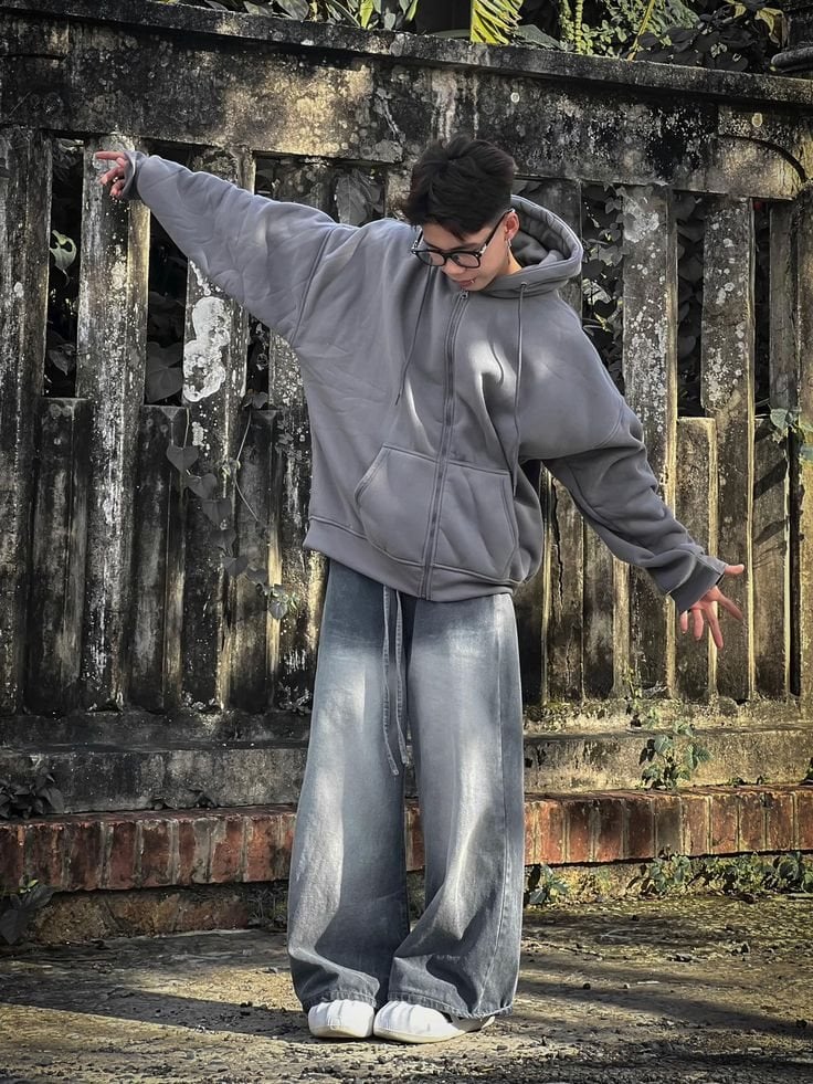 Hoodie phối quần ống rộng theo phong cách street style