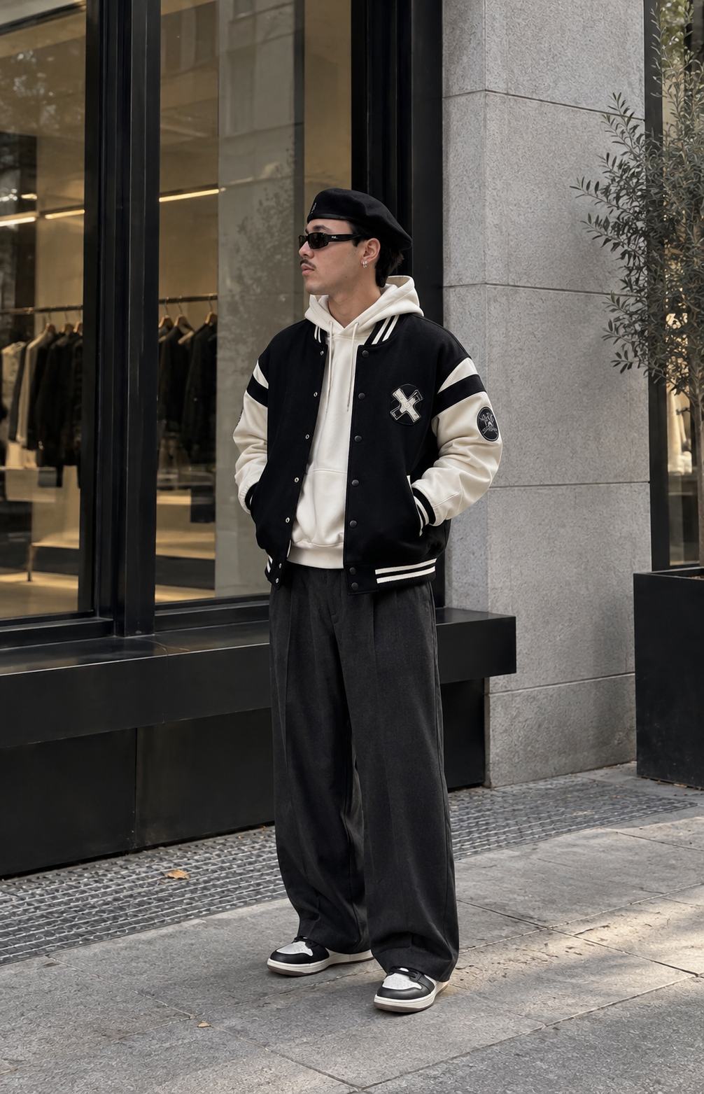 Dễ layer với hoodie, áo thun và sơ mi theo tinh thần MLB streetwear