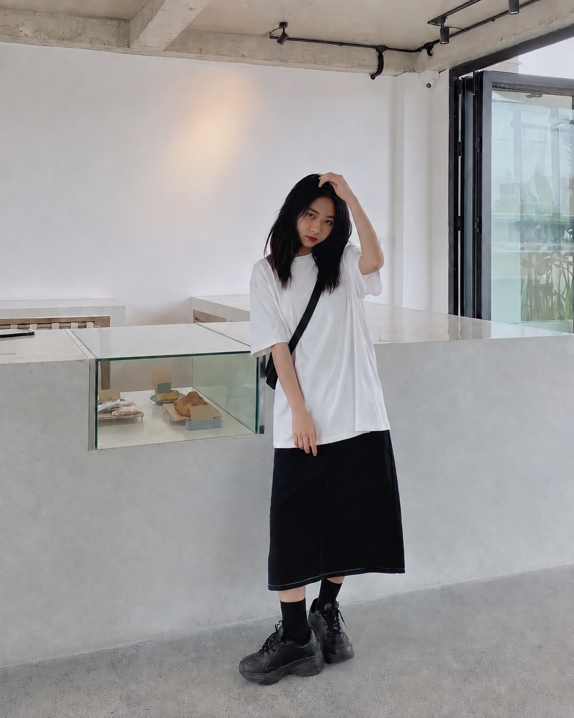 Áo thun form rộng nữ phối chân váy dài dáng suông và sneaker