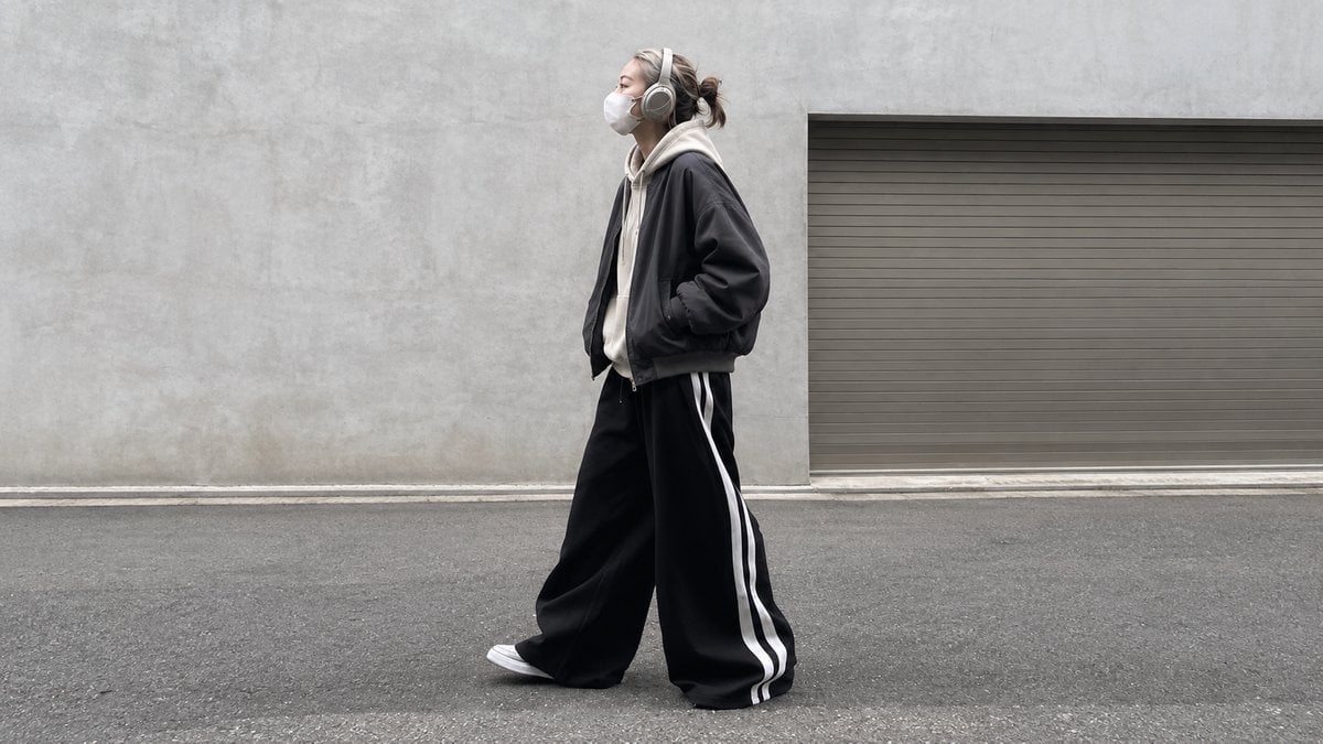 Hoodie mỏng phối bomber với phần mũ nằm gọn ngoài cổ áo