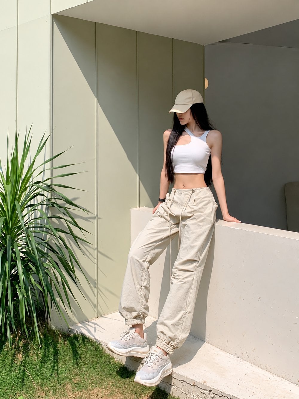 Quần jogger kaki màu be với áo trắng gọn gàng