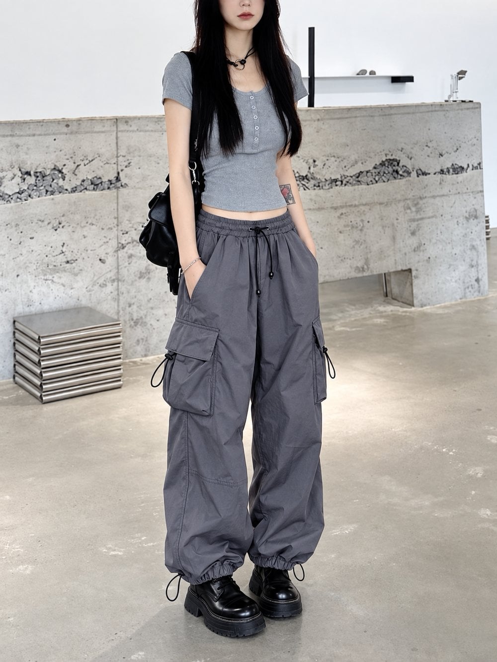 Quần jogger nữ túi hộp và dây rút trên nền xám