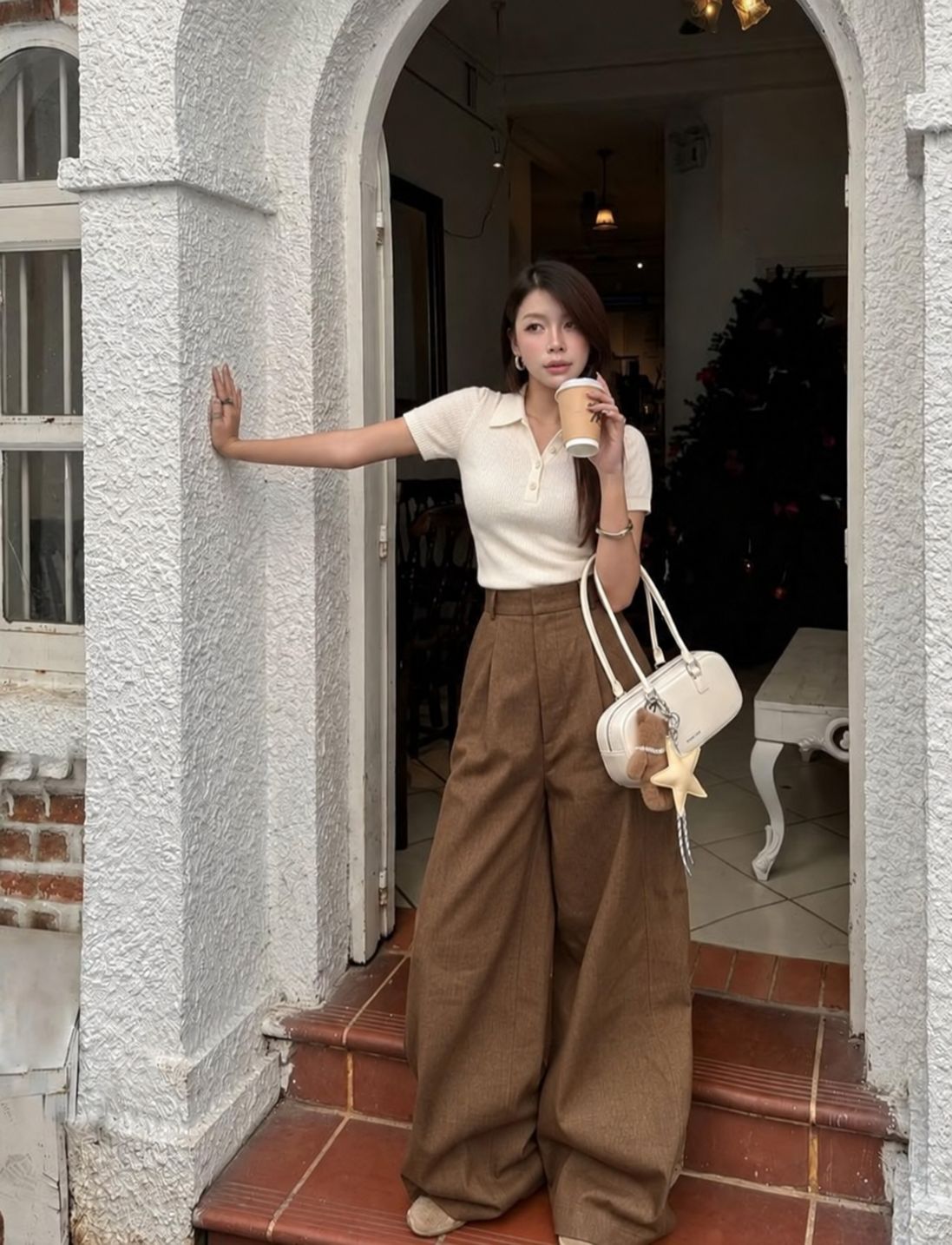 Quần vải nâu ống rộng phối polo kem sơ vin gọn
