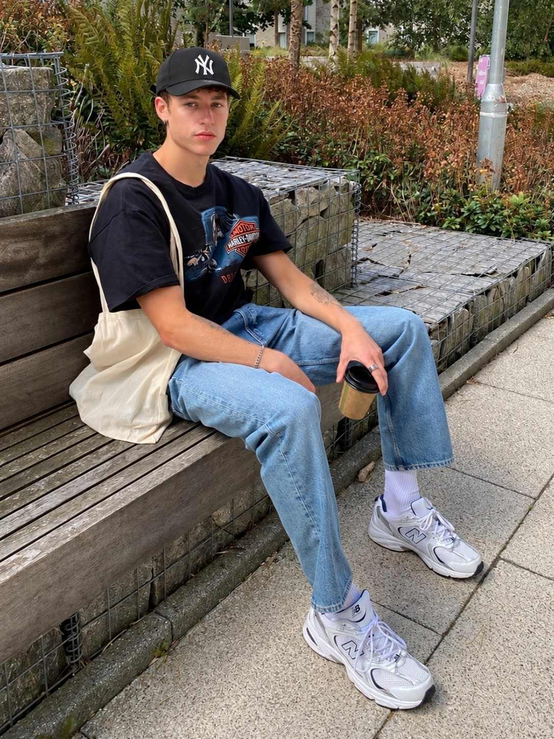 Phối áo thun jeans và baseball cap MLB