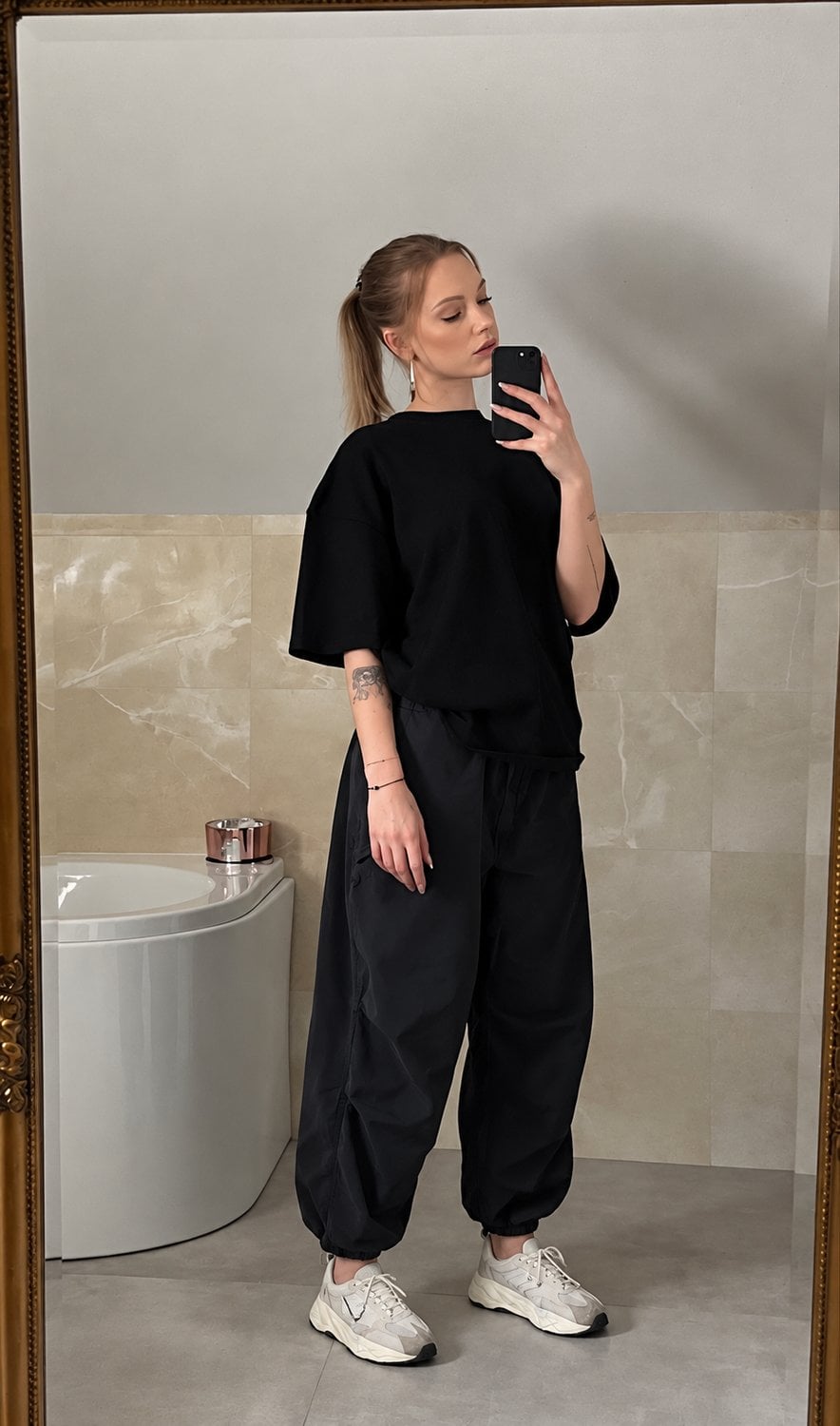Gấu bo jogger chạm vừa thân giày sneaker