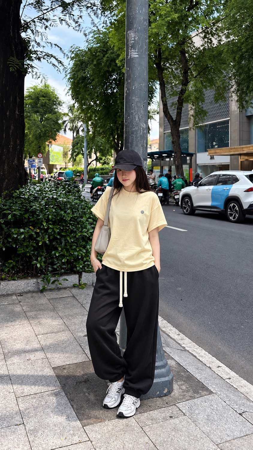 Quần jogger tối màu với nón và sneaker làm điểm nhấn