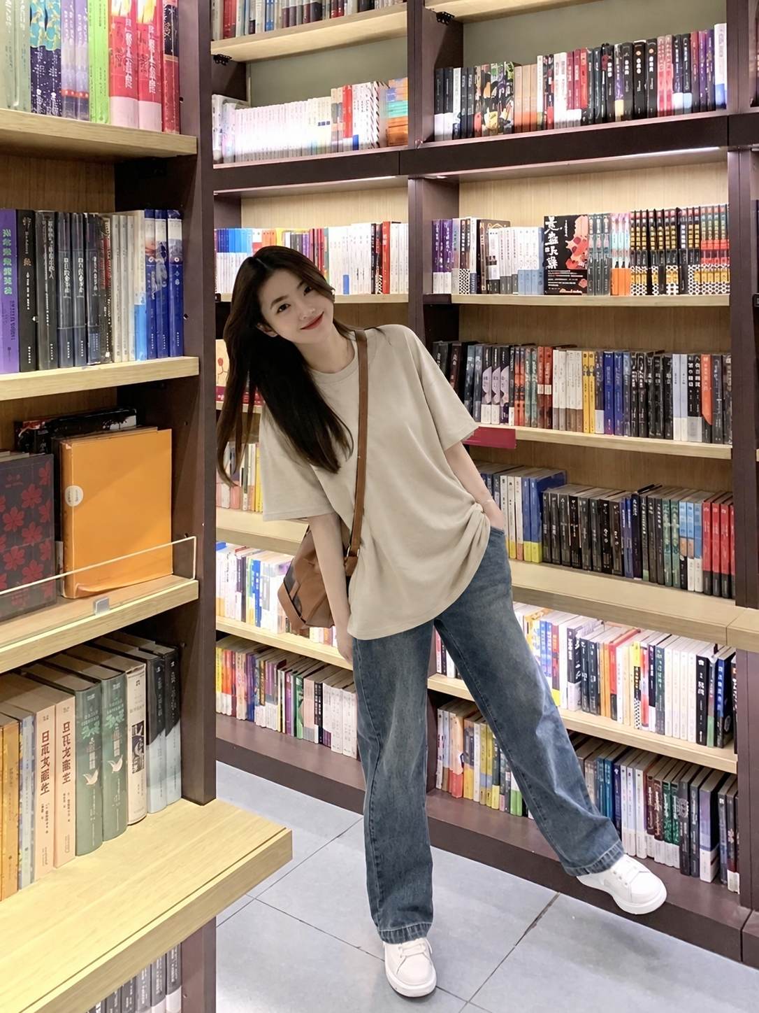 Áo thun form rộng nữ phối jeans và sneaker cho ngày di chuyển nhiều