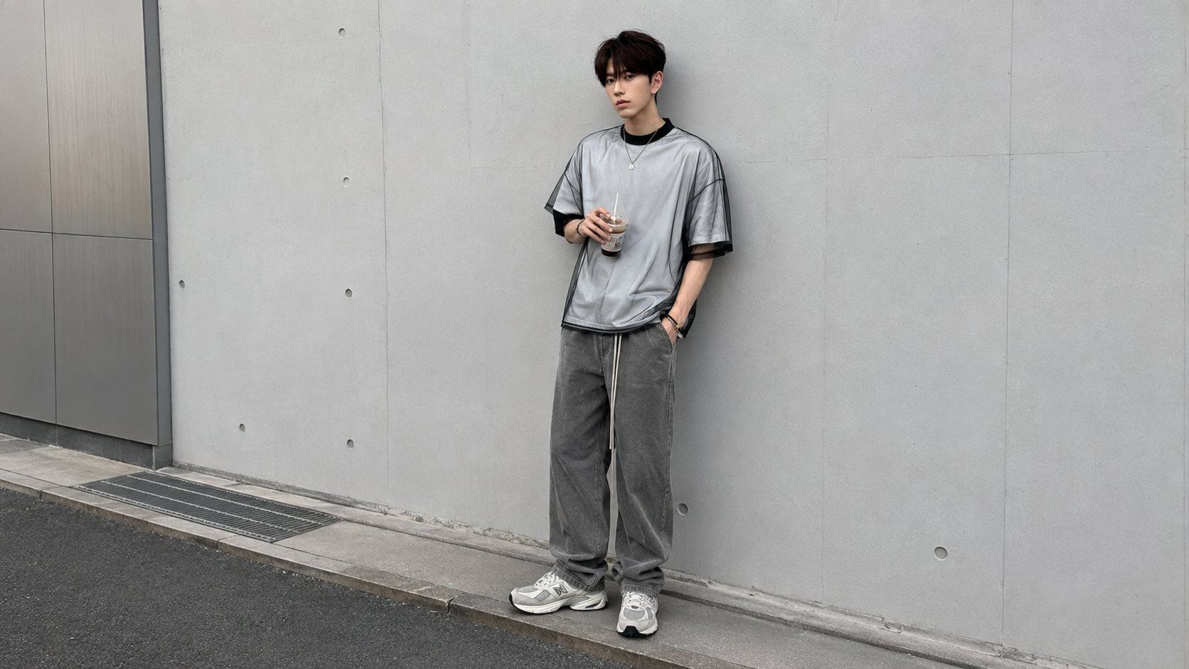 Cách chọn màu sneaker trung tính hoặc có điểm nhấn cho outfit streetwear