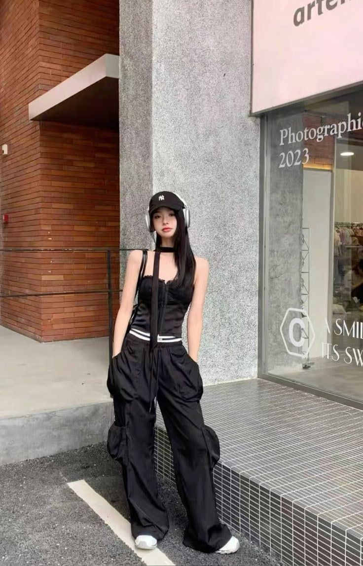Túi đeo chéo phối cùng quần túi hộp nữ và tank top