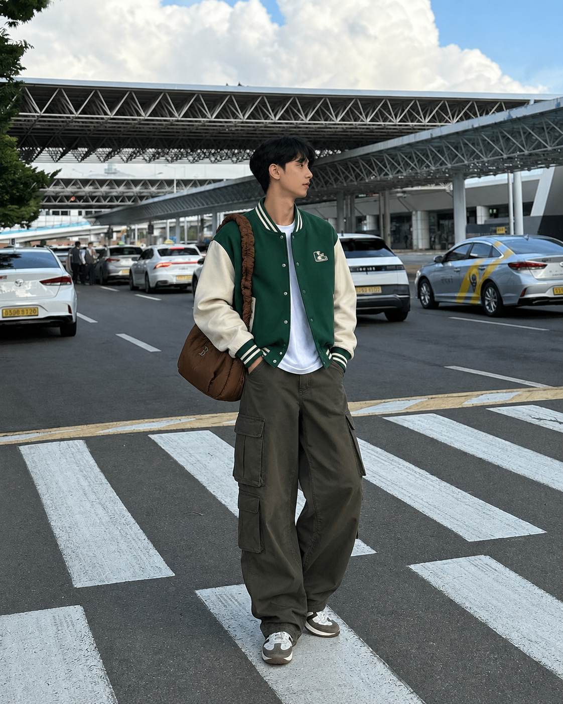 Varsity jacket với quần cargo hoặc quần ống rộng theo tinh thần MLB streetwear