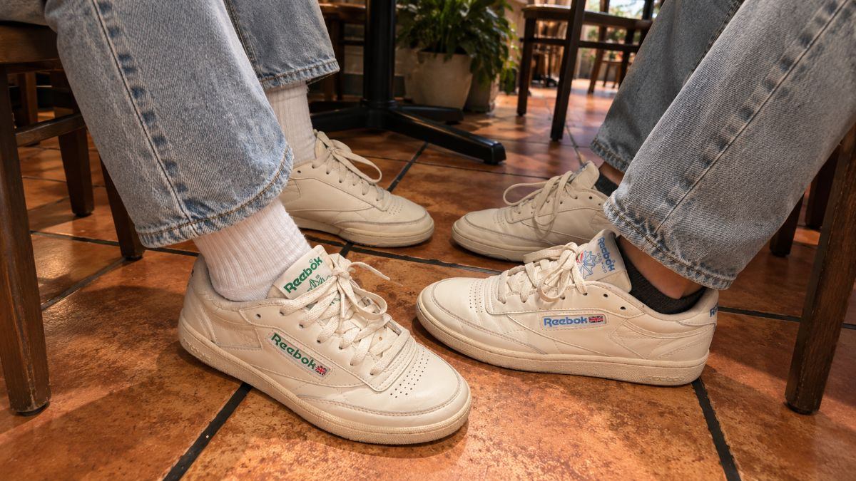 Retro sneaker phối cùng denim và áo thun theo cảm hứng thể thao cổ điển