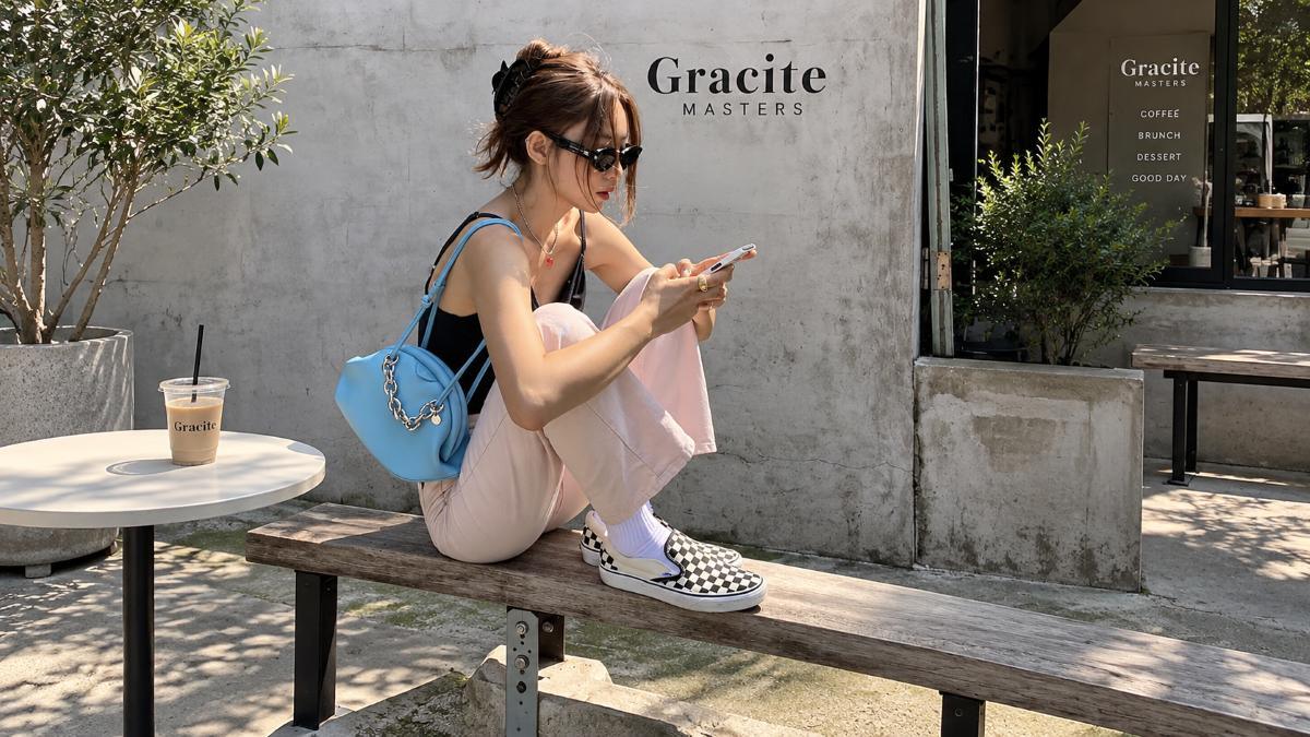Slip on sneaker tối giản dễ mang cho outfit casual hằng ngày