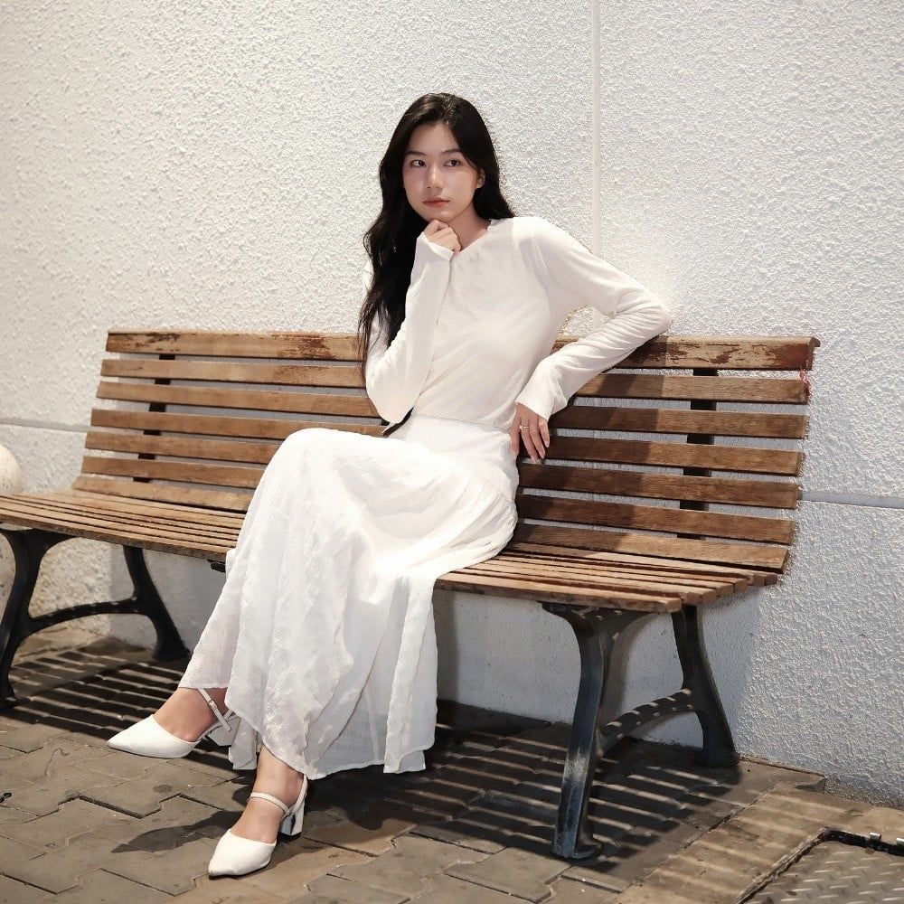 𝑨𝒍𝒍 𝒘𝒉𝒊𝒕𝒆, 𝒚𝒆𝒕 𝒇𝒂𝒓 𝒇𝒓𝒐𝒎 𝒔𝒊𝒎𝒑𝒍𝒆.