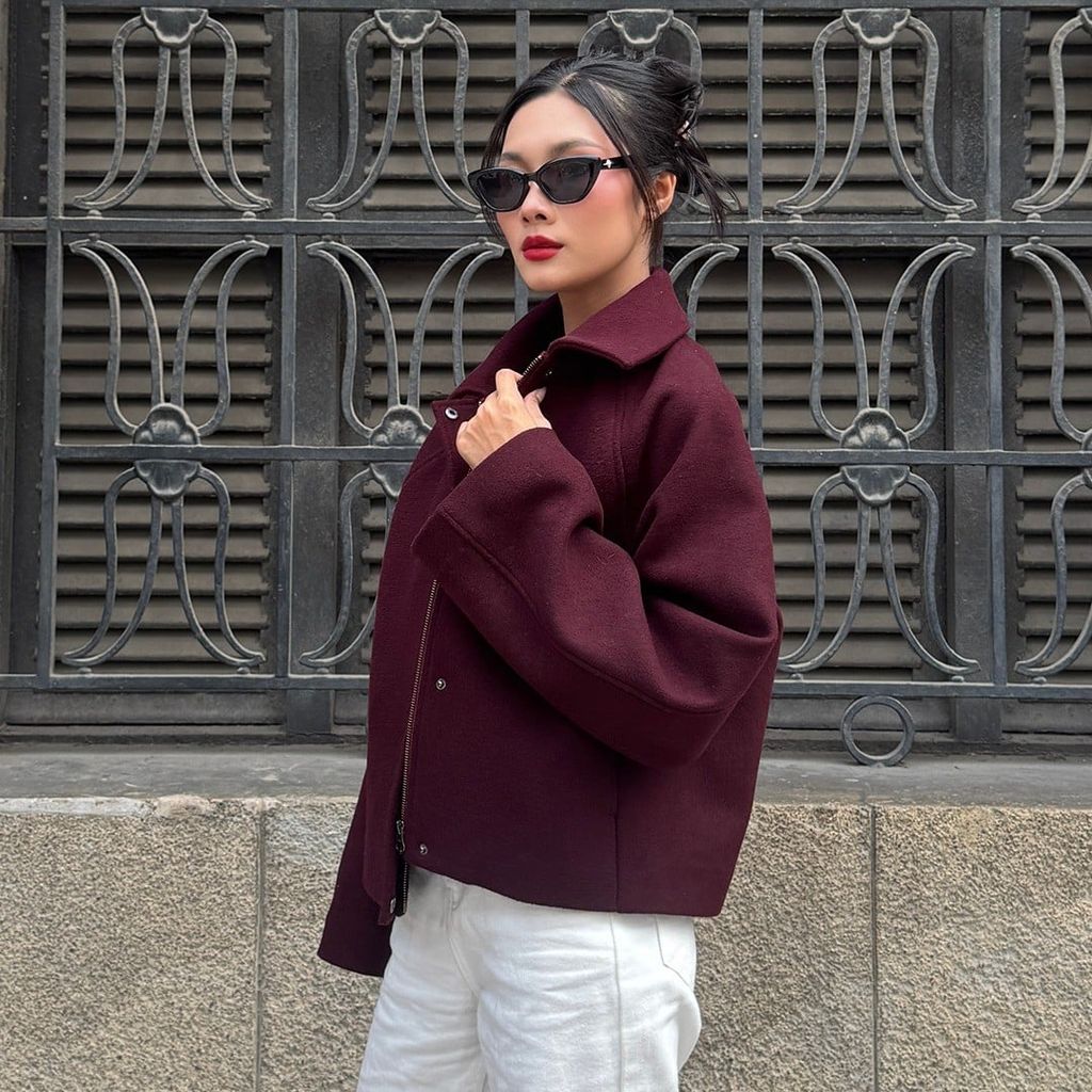 𝐴 𝑏𝑜𝑥𝑦 𝑤𝑜𝑜𝑙 𝑐𝑜𝑎𝑡 𝑖𝑛 𝑑𝑒𝑒𝑝 𝑝𝑙𝑢𝑚