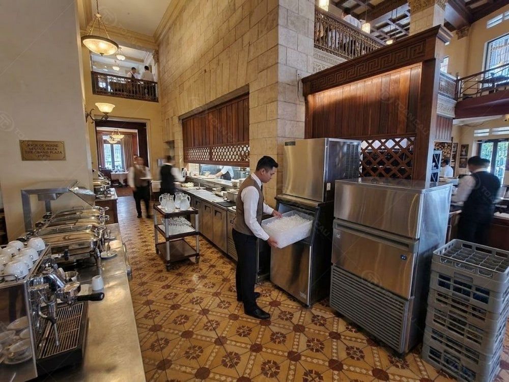 So sánh máy làm đá công suất nhỏ và công suất lớn cho khách sạn