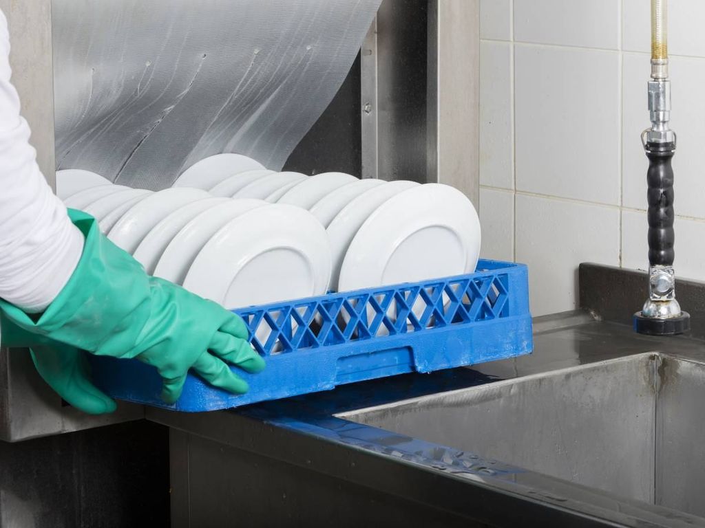 Cách sử dụng máy rửa bát công nghiệp đúng quy trình