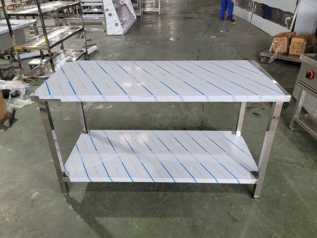 Bàn inox 2 tầng bên trên