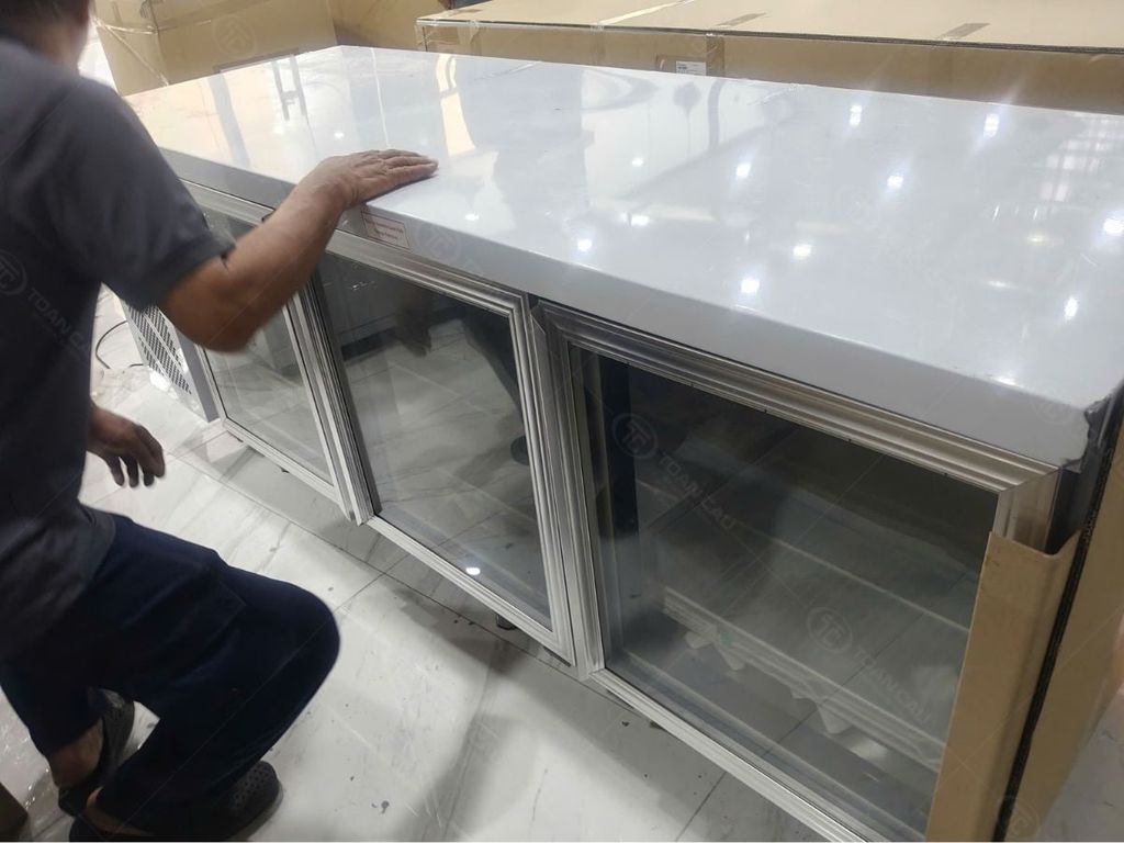 Bàn mát quầy bar Berjaya B3D/C7/600-SM 3 cánh kính đang lắp đặt