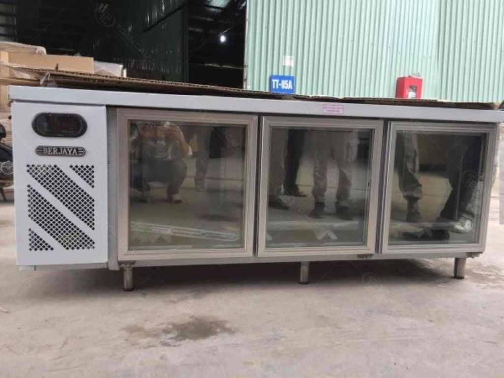 Bàn mát quầy bar Berjaya B3D/C7/600-SM 3 cánh kính thực tế