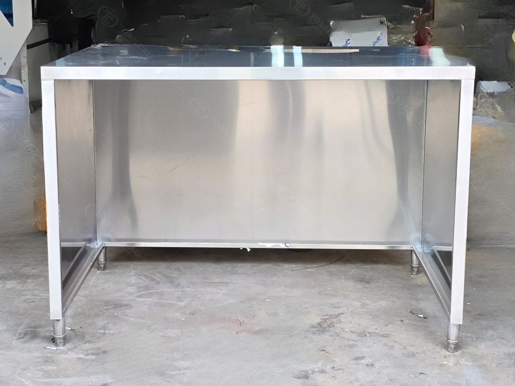 Hình ảnh thực tế mặt trước và sau của Bàn quầy 1 tầng inox 304 tại xưởng sản xuất