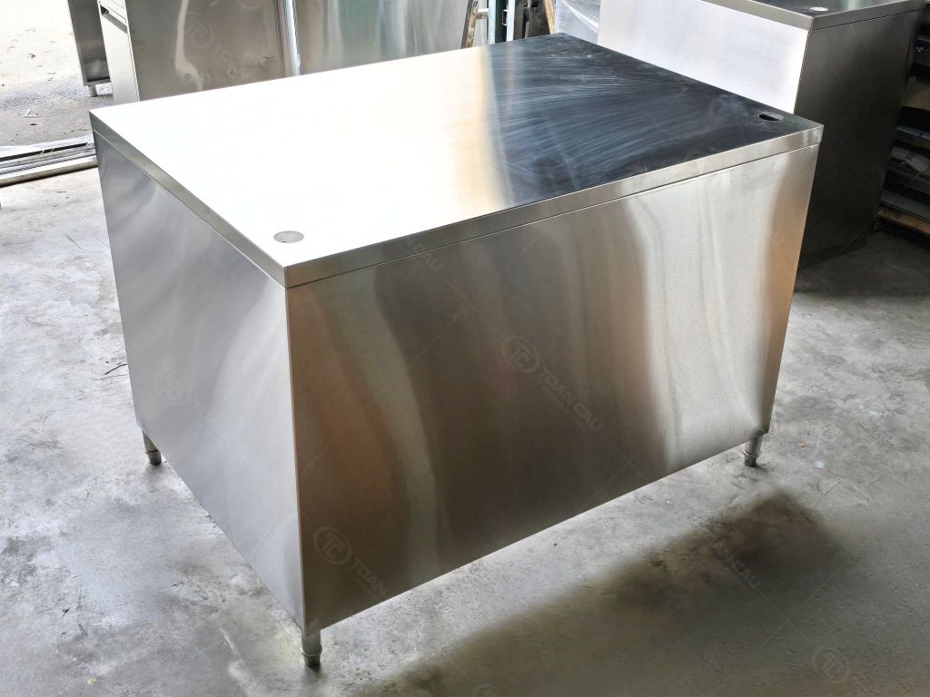 Hình ảnh thực tế mặt trước và sau của Bàn quầy 1 tầng inox 304 tại xưởng sản xuất