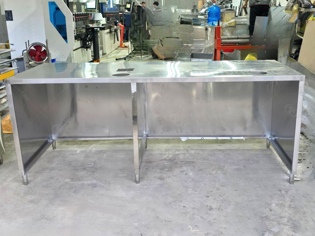 Hình ảnh tổng thể của bàn quầy bar 1 tầng 2m2 tại xưởng sản xuất