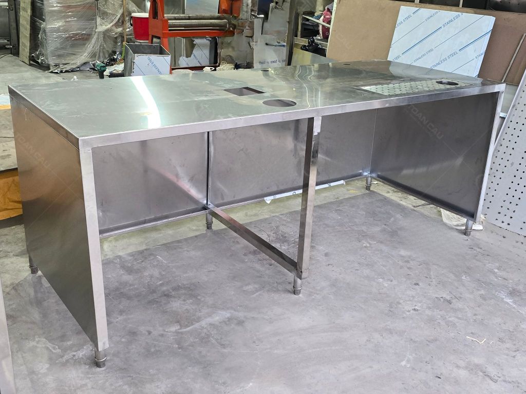 Hình ảnh thực tế của bàn quầy bar 1 tầng 2m2 tại xưởng sản xuất