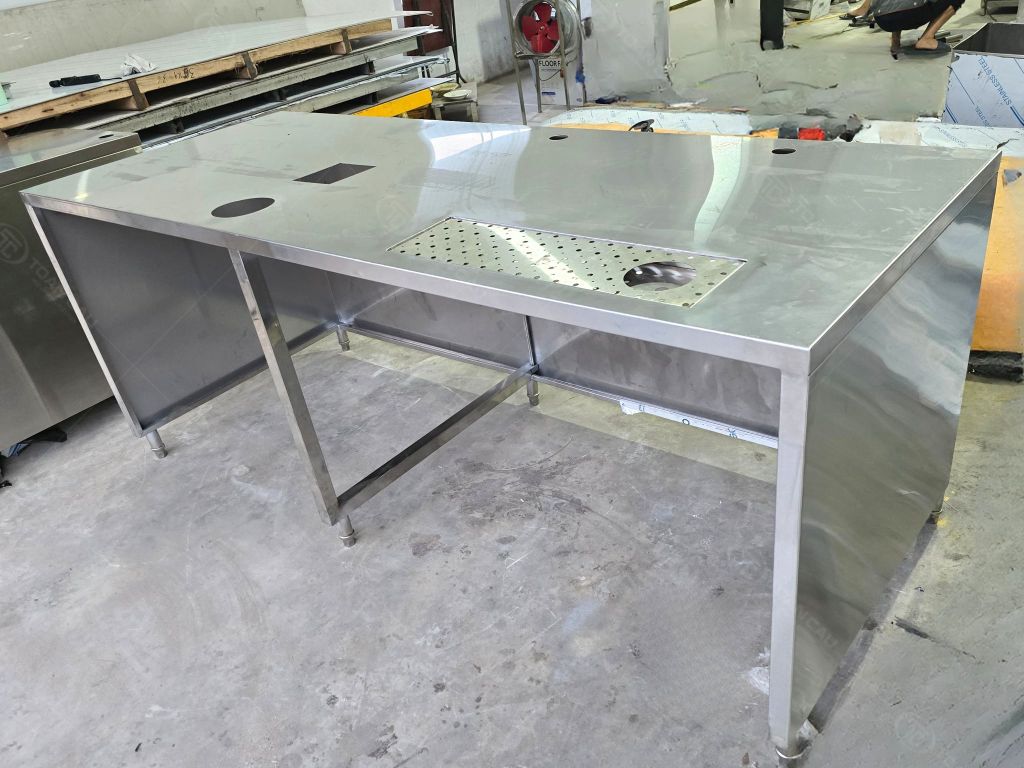 Hình ảnh thực tế của bàn quầy bar 1 tầng 2m2 tại xưởng sản xuất