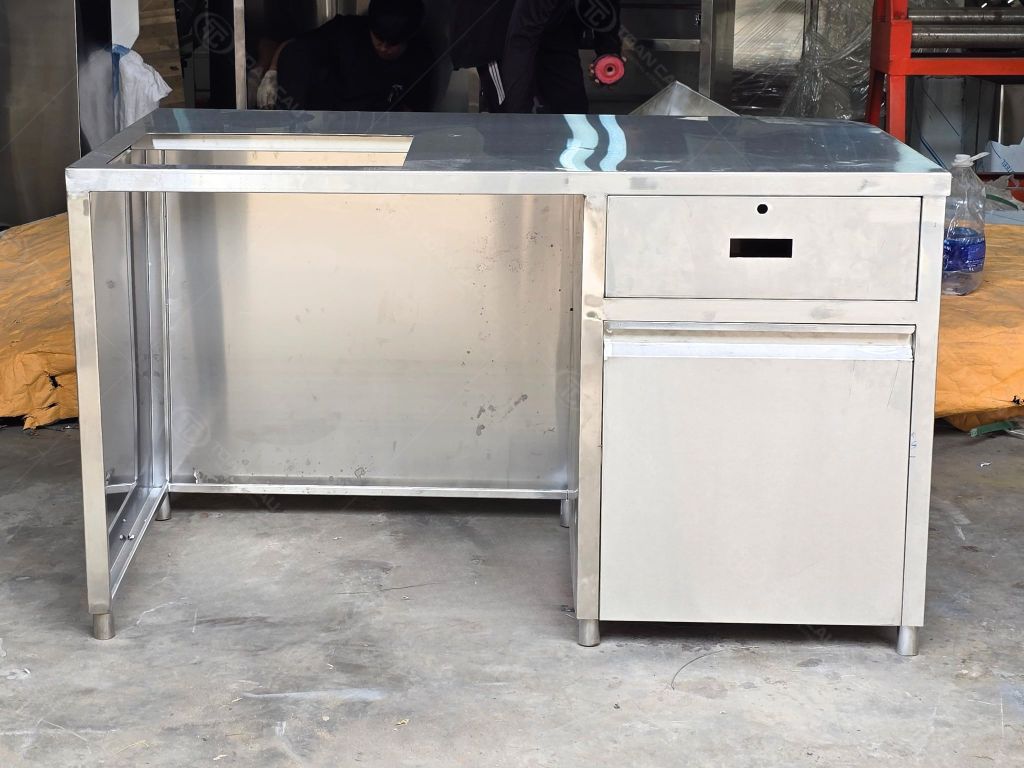 Hình ảnh thực tế của Bàn quầy ngăn kéo 1m5 tại xưởng sản xuất