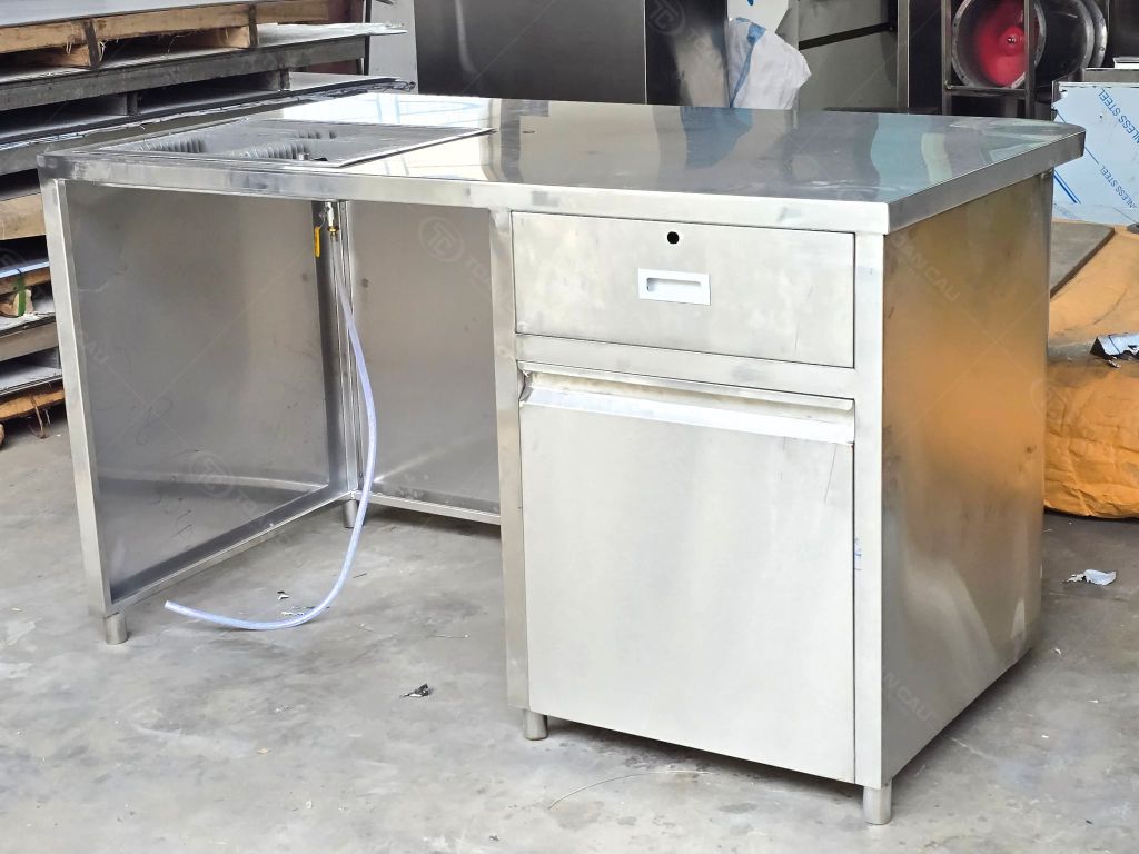 Hình ảnh thực tế của Bàn quầy ngăn kéo 1m5 tại xưởng sản xuất