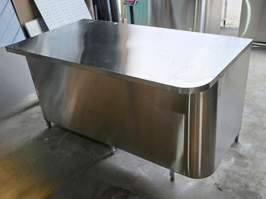 Hình ảnh thực tế mặt trước và sau&nbsp;của bàn quầy ngăn kéo 1m7 tại xưởng sản xuất
