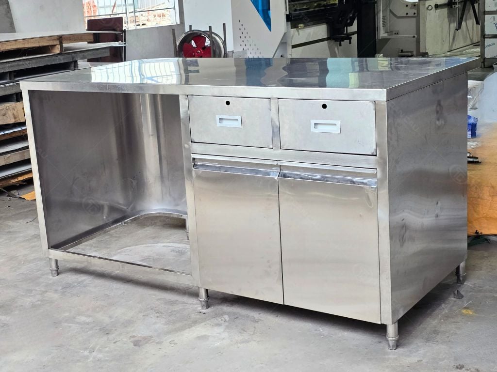 Hình ảnh thực tế bàn quầy ngăn kéo 1m7 tại xưởng sản xuất
