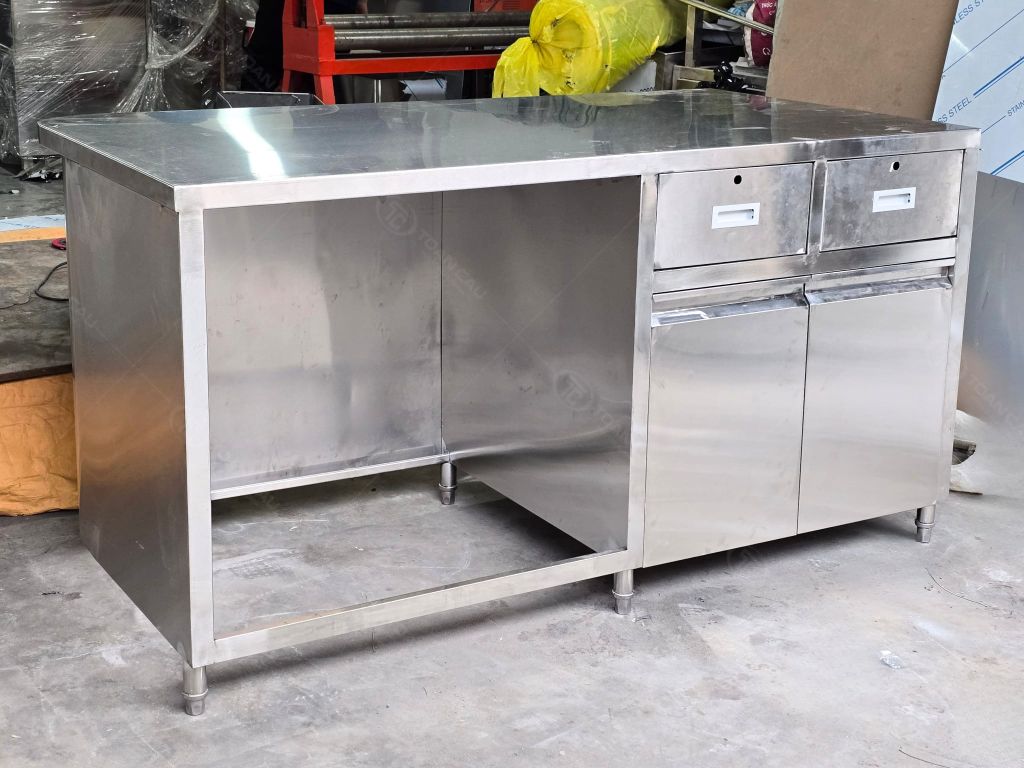 Hình ảnh thực tế bàn quầy ngăn kéo 1m7 tại xưởng sản xuất
