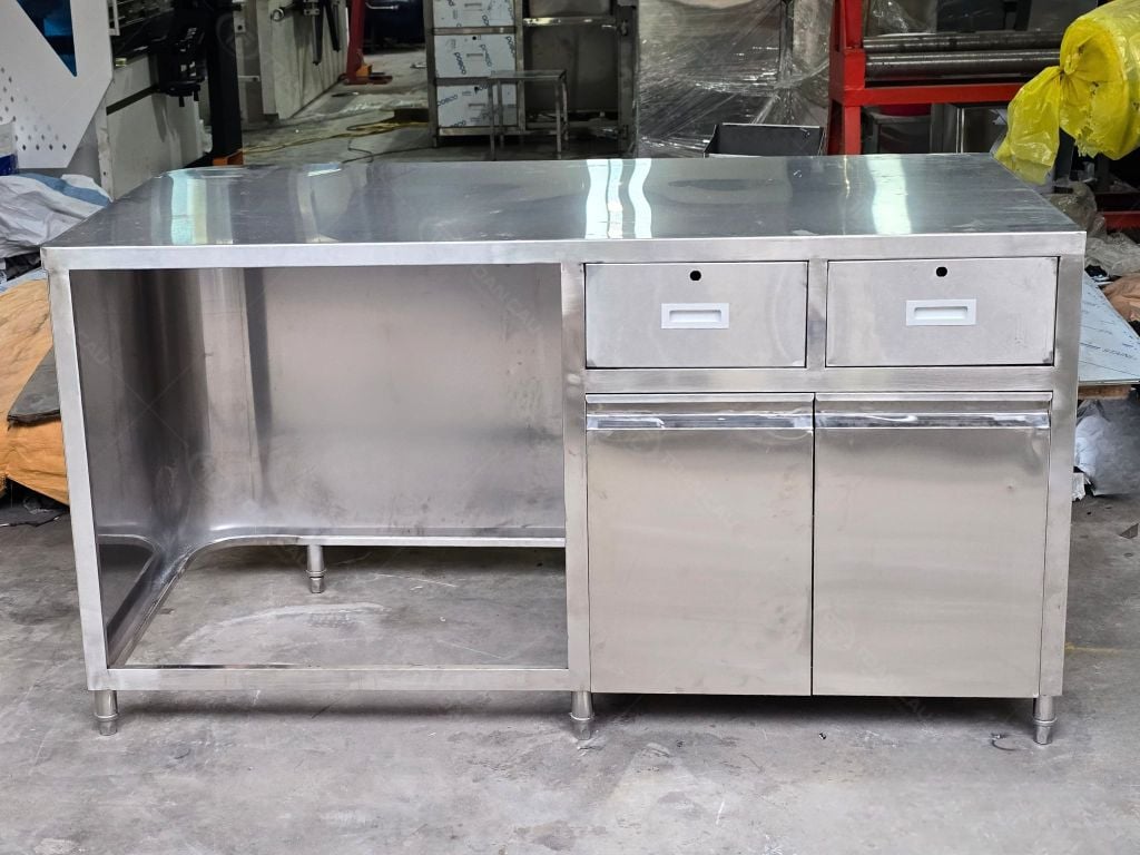Hình ảnh thực tế mặt trước và sau&nbsp;của bàn quầy ngăn kéo 1m7 tại xưởng sản xuất