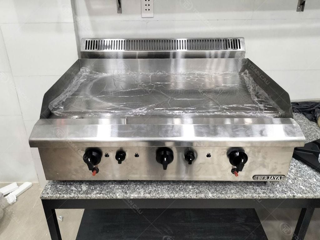 Kỹ thuật viên Bếp Toàn Cầu lắp đặt bếp chiên công nghiệp