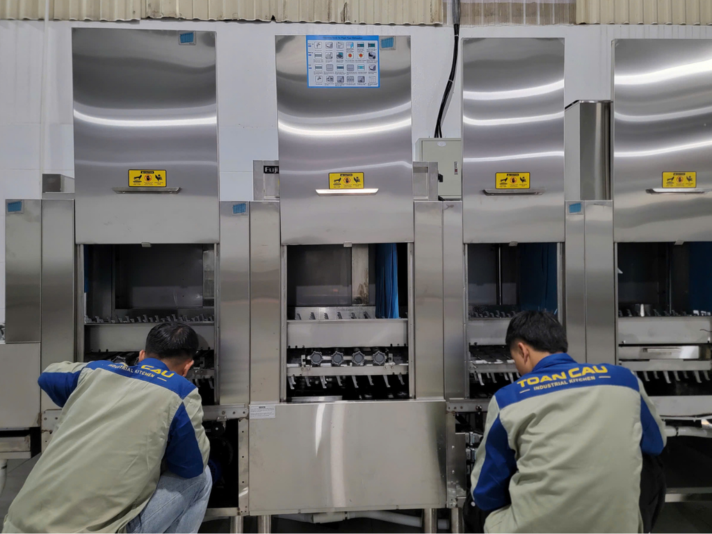 Bếp toàn cầu lắp đặt máy rửa khay công nghiệp Fuj Ari FJ-FT4600-2PD cho khách hàng