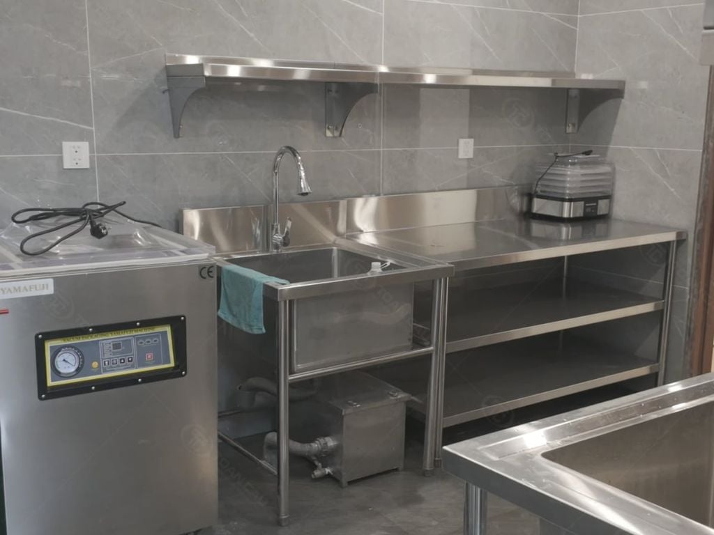 Chậu rửa đơn trong khu sơ chế