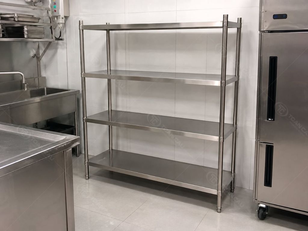 Giá phẳng inox 4 tầng TC-GP04 trong không gian bếp công nghiệp