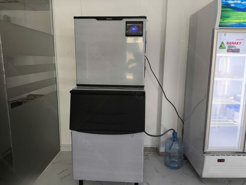 Không gian lắp đặt máy làm đá trong bếp nhà hàng