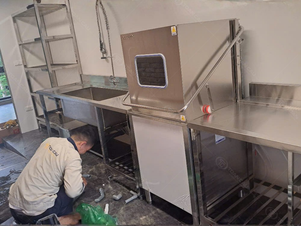 Hình ảnh kỹ thuật viên Bếp Toàn Cầu lắp đặt máy rửa chén chuyên nghiệp