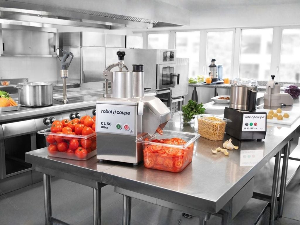 Máy cắt rau củ quả được sử dụng nhiều trong các khu bếp nhà hàng khách sạn