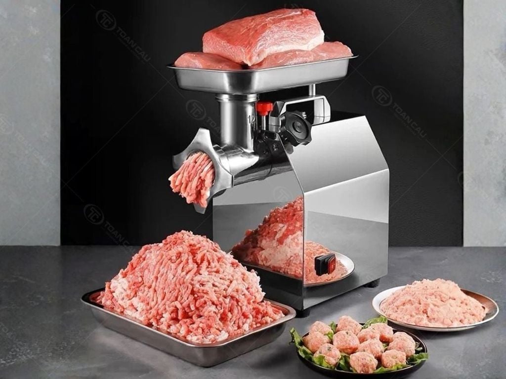 Máy xay đùn thịt được sử dụng phổ biến trong các khu bếp chế biến thực phẩm