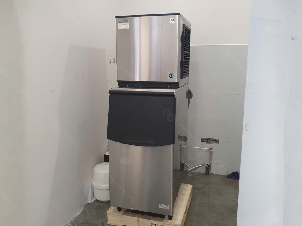 Hình ảnh máy làm đá công nghiệp 250kg được Bếp Toàn Cầu lắp đặt cho khách hàng