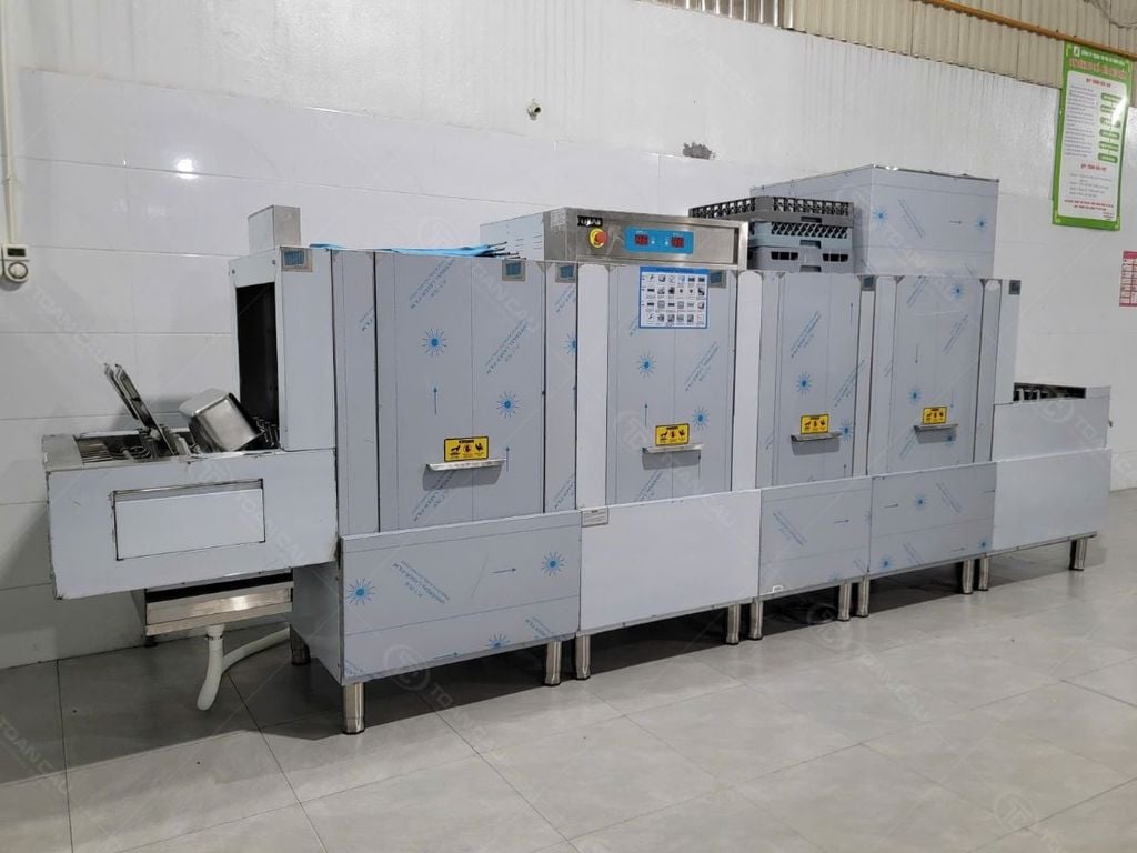 máy rửa khay suất ăn công nghiệp