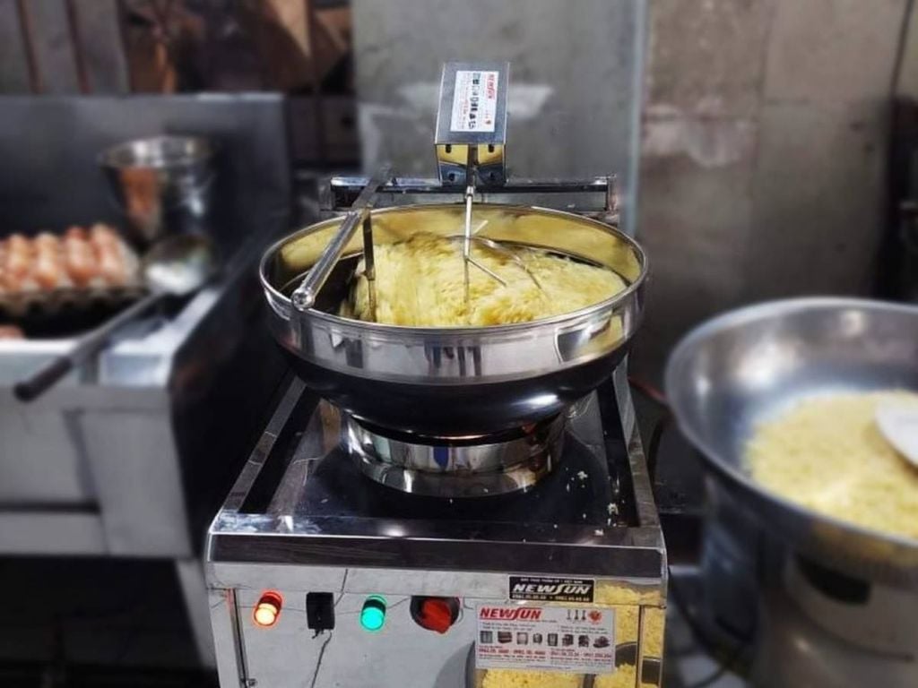 thiết bị bếp công nghiệp với máy rang cơm