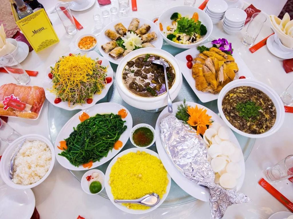 thực đơn nhà hàng tiệc cưới 10 món