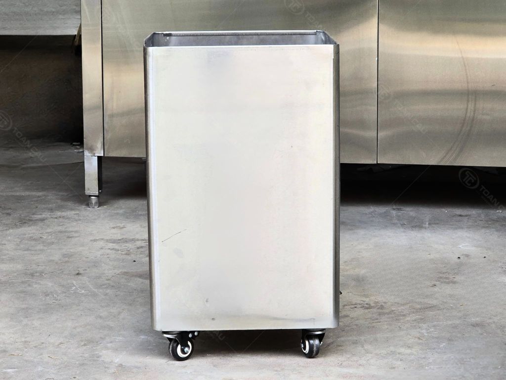 Hình ảnh thực tế của&nbsp;thùng rác âm quầy inox&nbsp;tại xưởng sản xuất